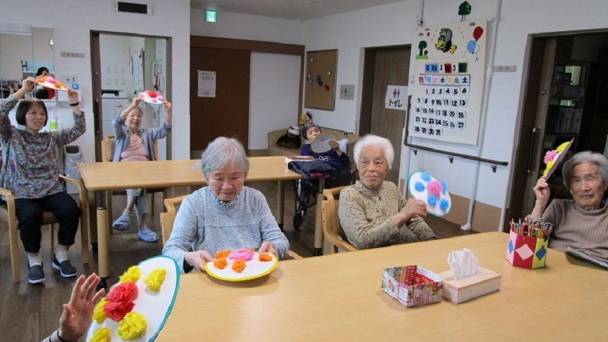 傘を作成して踊るご利用者さま